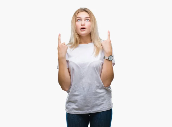 Mujer Joven Caucásica Sobre Fondo Aislado Asombrada Sorprendida Mirando Hacia —  Fotos de Stock