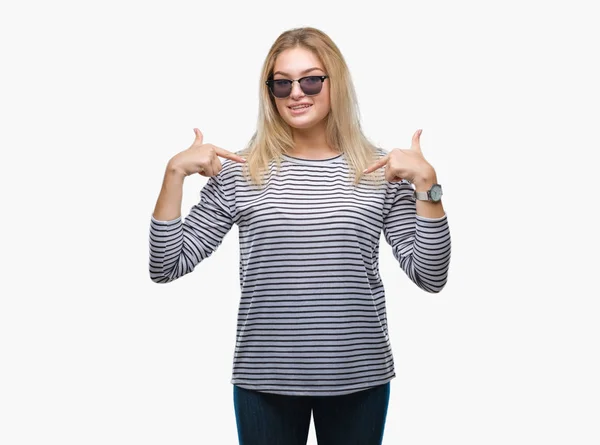 Young Caucasian Woman Wearing Sunglasses Isolated Background Looking Confident Smile — Stock Photo, Image