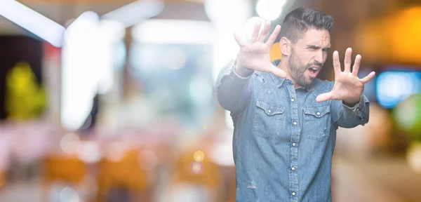 Joven Hombre Guapo Sobre Fondo Aislado Asustado Aterrorizado Con Expresión —  Fotos de Stock