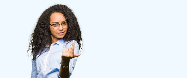 Junge Schöne Business Girl Mit Lockigem Haar Trägt Brille Winkt — Stockfoto