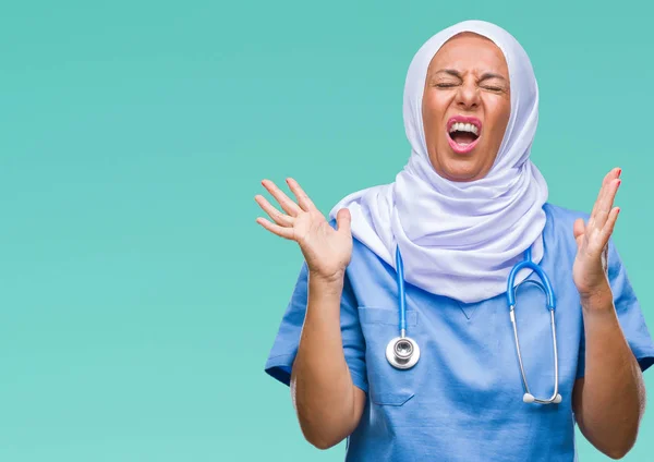 Старшая Арабская Медсестра Средних Лет Носит Хиджаб Изолированном Фоне Сумасшедшая — стоковое фото