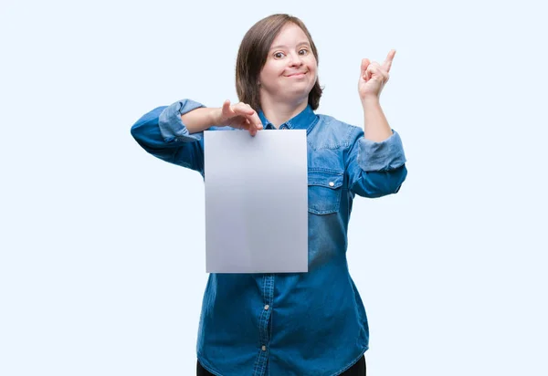 Giovane Donna Adulta Con Sindrome Tenendo Foglio Carta Bianco Sfondo — Foto Stock