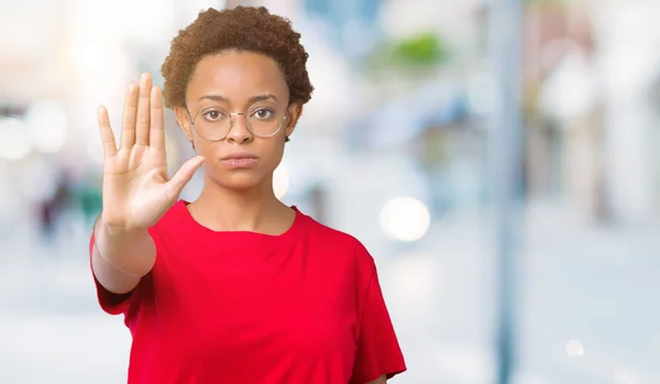 Mooie Jonge African American Vrouw Dragen Bril Geïsoleerde Achtergrond Stop — Stockfoto