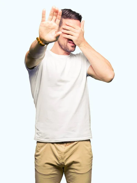 Hombre Guapo Que Usa Una Camiseta Blanca Casual Que Cubre — Foto de Stock