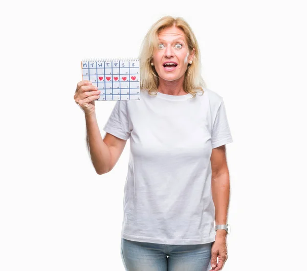 Medelålders Blond Kvinna Håller Menstruation Kalender Ver Isolerade Bakgrund Rädd — Stockfoto