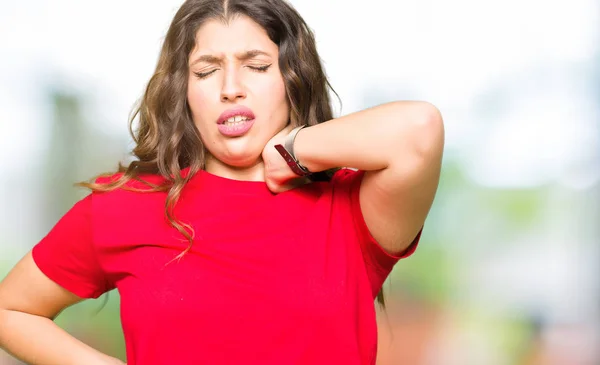 Junge Schöne Frau Lässigem Shirt Mit Nackenschmerzen Berührung Des Nackens — Stockfoto