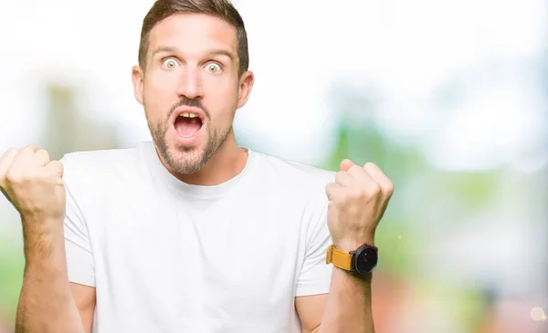 Bonito Homem Vestindo Camiseta Branca Casual Comemorando Surpreso Surpreso Pelo — Fotografia de Stock