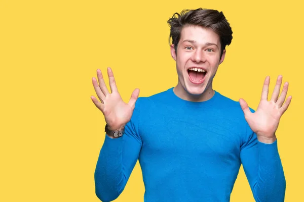 Joven Hombre Guapo Con Suéter Azul Sobre Fondo Aislado Celebrando —  Fotos de Stock