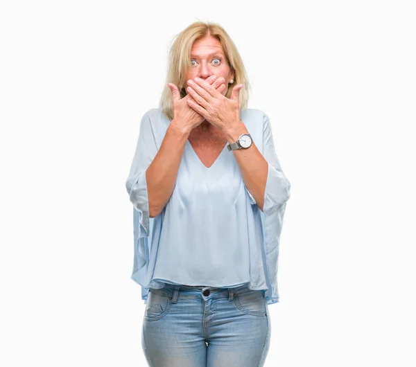 Medelålders Blond Affärskvinna Över Isolerade Bakgrund Chockad Som Täcker Munnen — Stockfoto