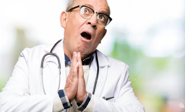 Красивий Старший Лікар Медичному Пальто Благає Молиться Руками Разом Вираженням — стокове фото