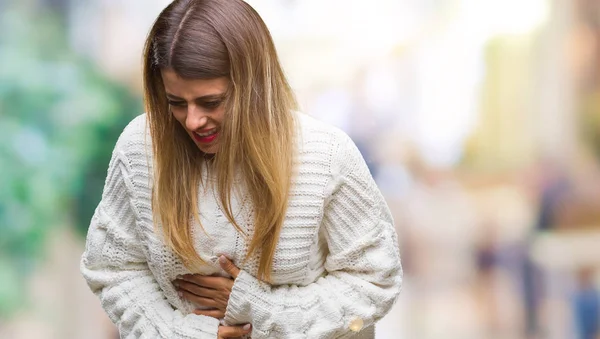 若くてきれいな女性のカジュアルな白いセーターので胃に手でバック グラウンドを分離した吐き気 気分が悪く痛みを伴う病気 痛みの概念 — ストック写真