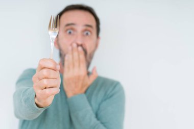 Hata, korku, sessizlik içinde gizli kavramı korkmuş ifade için utanç ile komuta sizde izole arka kapak ağız el ile üzerinden gümüş çatal tutan şok