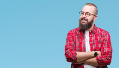 Görünümlü yan ve dik dik bakma uzağa düşünce gülümseyen izole arka plan üzerinde gözlüklü Genç beyaz hipster adam.