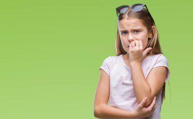 Genç güzel kız stresli ve gergin ile izole arka plan üzerinde güneş gözlüğü takıyor tırnak ısırma dudaklarından eller. Anksiyete sorunu.