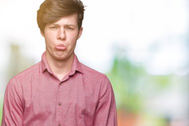 Kızgın ve korkmuş ağlıyor genç yakışıklı iş adamı izole arka plan depresif ve sıkıntı, endişe içinde. Üzgün ifade.