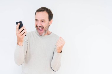 Komuta sizde gurur çığlık ve zafer ve başarı çok heyecanlı, kutluyor izole arka plan üzerinde smartphone kullanarak duygu tezahürat