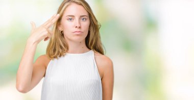 Güzel genç zarif kadın yüzünden izole çekim ve öldürmek kendini el ve parmaklara baş, intihar jest işaret arka plan.