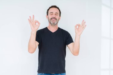 Komuta sizde izole arka plan üzerinde dinlenmek ve gülümseyen gözlerle parmak ile meditasyon jest yapıyor kapalı. Yoga kavramı.