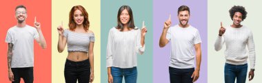 Afrikalı-Amerikalı, İspanyol ve Çinli Grup gösterilen ve kendinden emin ve mutlu gülümseyen bir parmak ile işaret eden oktan yukarı vintage renk arka plan üzerinde insan bileşimi.