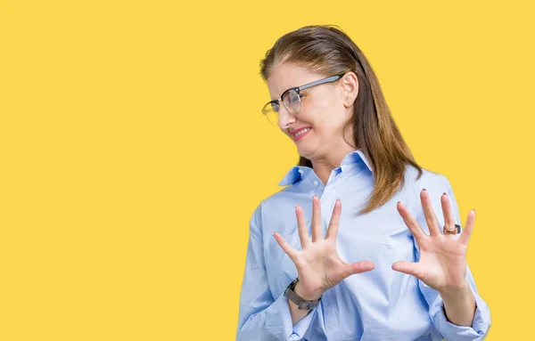 Hermosa Mujer Mediana Edad Madura Negocios Con Gafas Sobre Fondo —  Fotos de Stock