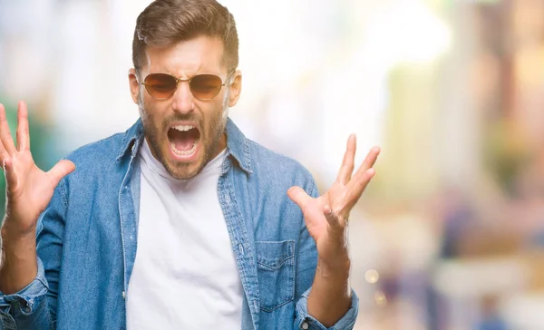 Joven Hombre Guapo Con Gafas Sol Sobre Fondo Aislado Celebrando —  Fotos de Stock