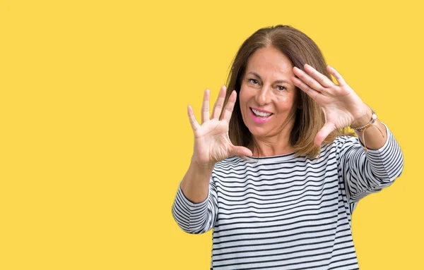 Mooie Middelbare Leeftijd Vrouw Dragen Strepen Trui Geïsoleerd Background Smiling — Stockfoto