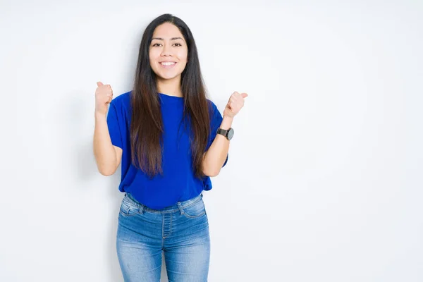 Vacker Brunett Kvinna Över Isolerade Bakgrund Framgång Tecken Gör Positiv — Stockfoto