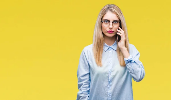 Junge Schöne Blonde Geschäftsfrau Ruft Auf Dem Smartphone Über Isolierten — Stockfoto