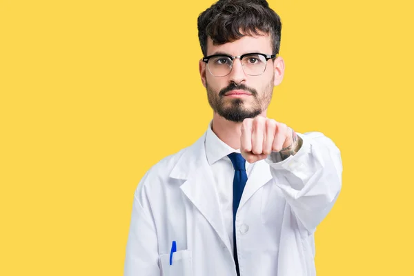 Νέος Επιστήμονας Επαγγελματίας Άνθρωπος Φορώντας Άσπρο Παλτό Πέρα Από Απομονωμένες — Φωτογραφία Αρχείου