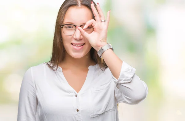 Unga Kaukasiska Vacker Affärskvinna Glasögon Över Isolerade Bakgrund Gör Gest — Stockfoto