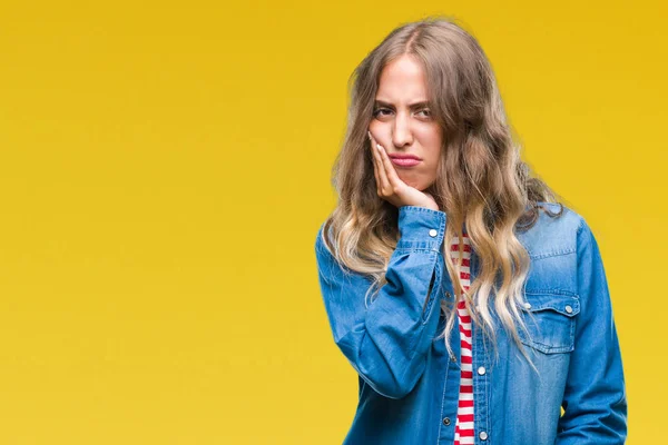 Linda Jovem Loira Sobre Fundo Isolado Pensando Que Parece Cansado — Fotografia de Stock