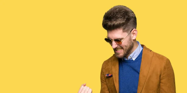 Joven Hombre Guapo Elegante Con Gafas Sol Muy Feliz Emocionado —  Fotos de Stock