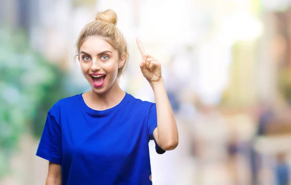 Joven Hermosa Rubia Mujer Ojos Azules Con Camiseta Azul Sobre — Foto de Stock