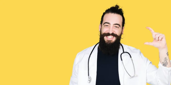 Lekarz Długimi Włosami Sobie Medycznych Płaszcz Stetoskop Uśmiechający Się Pewnie — Zdjęcie stockowe