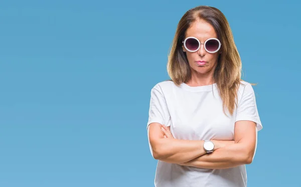 Middelbare Leeftijd Spaanse Vrouw Mode Zonnebril Dragen Geïsoleerde Achtergrond Scepticus — Stockfoto