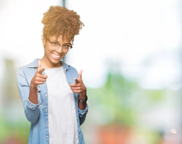 Vackra Unga Afroamerikanska Kvinnan Bär Glasögon Över Isolerade Bakgrund Pekande — Stockfoto