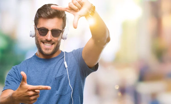 Νεαρός Όμορφος Άνδρας Φορώντας Ακουστικά Ακούτε Μουσική Πέρα Από Απομονωμένο — Φωτογραφία Αρχείου