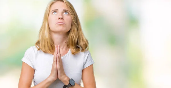 Mooie Jonge Vrouw Dragen Casual Wit Shirt Geïsoleerde Achtergrond Bedelen — Stockfoto