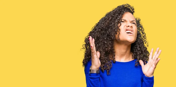 Giovane Bella Donna Con Capelli Ricci Indossa Maglione Invernale Pazzo — Foto Stock