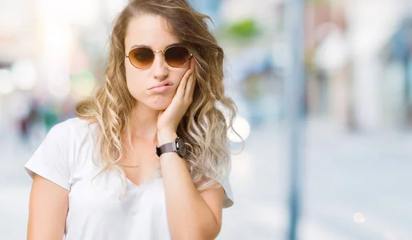 Schöne Junge Blonde Frau Mit Sonnenbrille Über Isoliertem Hintergrund Denken — Stockfoto