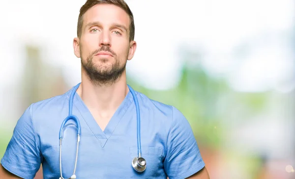 Yakışıklı Doktor Adam Üzerinde Tıbbi Üniforma Birlikte Arka Plan Eller — Stok fotoğraf