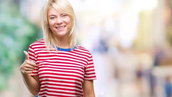 Joven Hermosa Mujer Rubia Sobre Fondo Aislado Haciendo Pulgares Felices — Foto de Stock