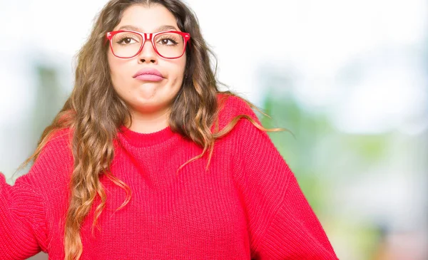 Giovane Bella Donna Con Gli Occhiali Rossi Espressione Indiscreta Confusa — Foto Stock