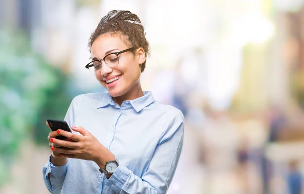 Ung Flätat Hår Afroamerikanska Business Tjej Använda Smartphone Över Isolerade — Stockfoto