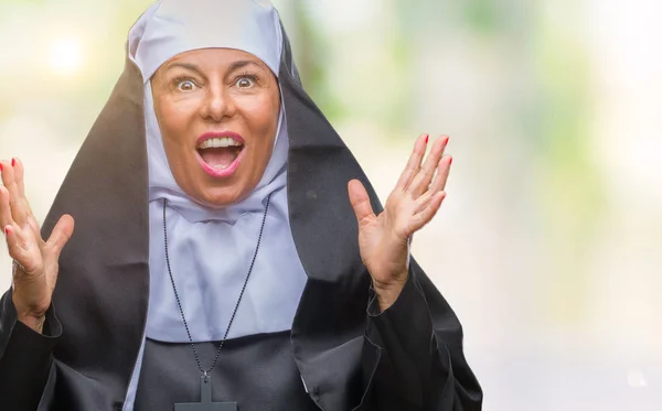 以上中年シニア キリスト教カトリックの修道女の女性クレイジーを祝う背景を分離した腕を上げると成功のためびっくりし 叫んで興奮して目を開きます 勝者の概念 — ストック写真