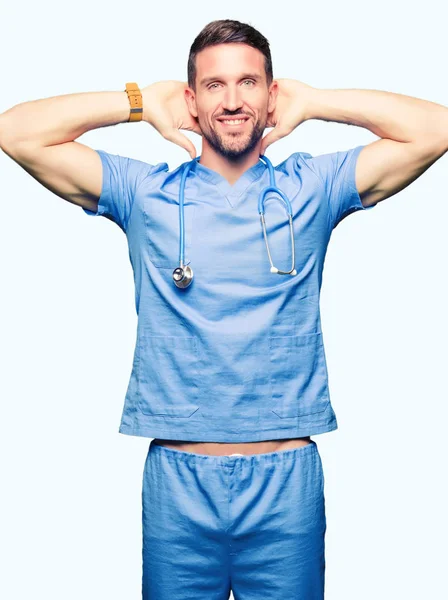 Bello Medico Uomo Indossa Uniforme Medica Sfondo Isolato Relax Stretching — Foto Stock