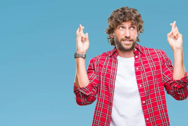 Bonito Homem Modelo Hispânico Sobre Fundo Isolado Sorrindo Cruzando Dedos — Fotografia de Stock