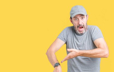 Acele işaretleme izlemek için zaman, sabırsızlık, üzgün ve kızgın son tarih gecikme için arka plan üzerinde spor şapkası yakışıklı orta yaş ağarmış komuta sizde izole