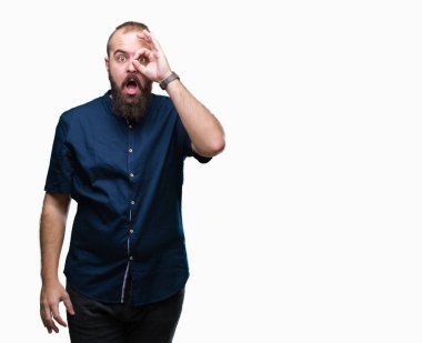 Sürpriz yüz, göz parmaklarının arasından seyir ile ok jest yapıyor izole arka plan Genç beyaz hipster adam şok. İmansız ifade.