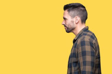 Yakışıklı delikanlı izole arka tarafına, seyir üzerinde dinlenmek doğal yüz emin gülümseme ile pozuyla profili.